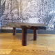 Table basse brutaliste en bois massif