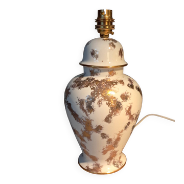 Lampe en porcelaine fine dorée à l'or fin Laure Selignac, Paris.
