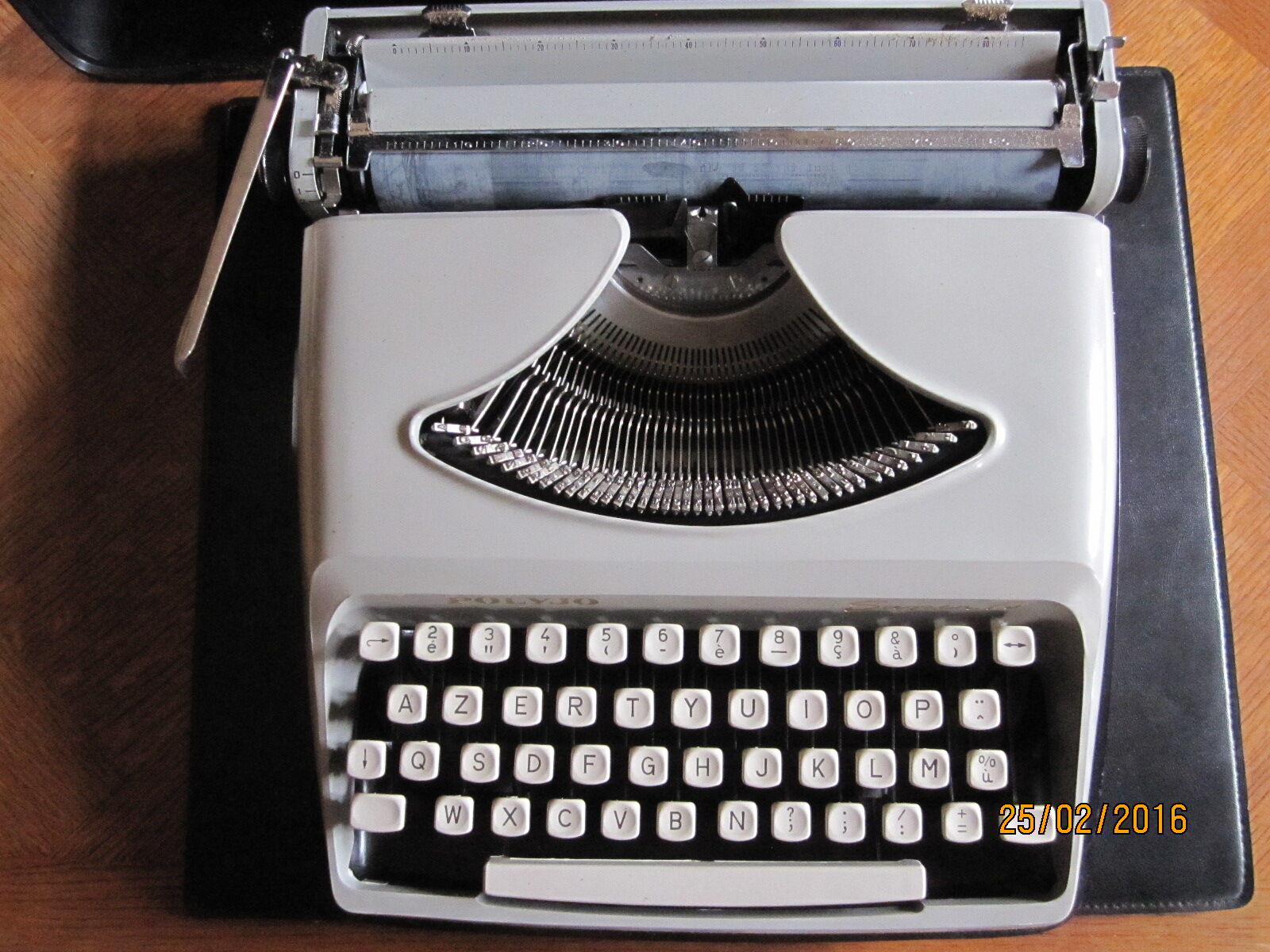 Polyjo Super 75 typewriter with its transport case