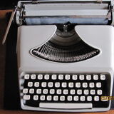 Polyjo Super 75 typewriter with its transport case