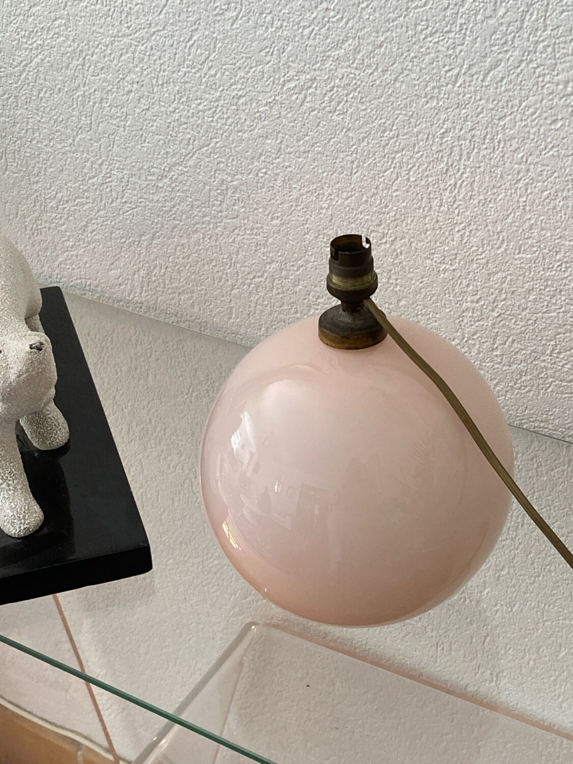 Lampe boule en verre opalin rose pâle