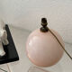 Lampe boule en verre opalin rose pâle
