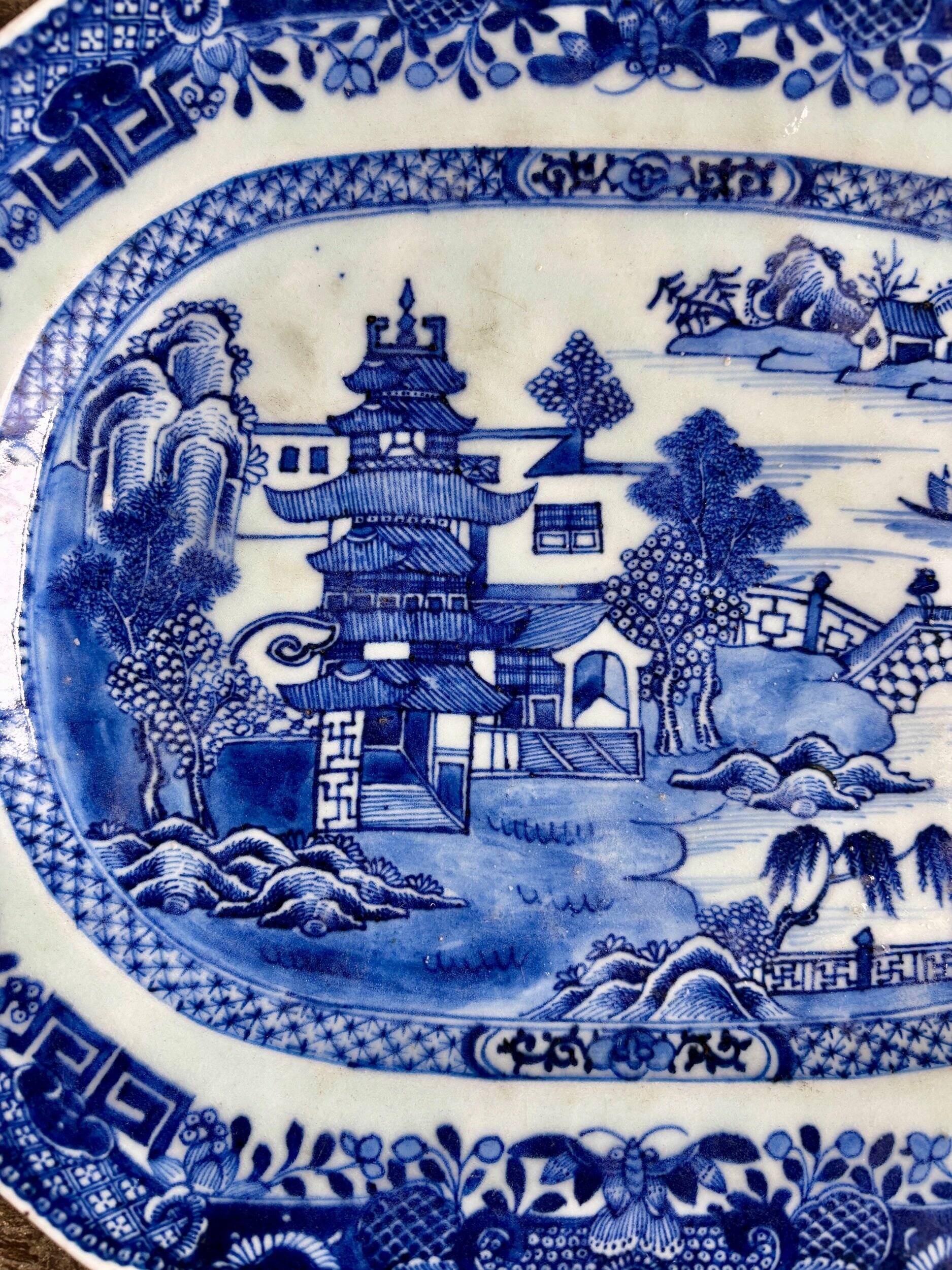 Octagonal dish in hand-painted porcelain, 18th century.
