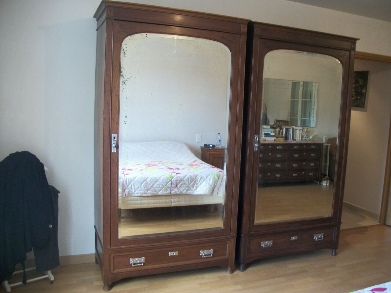 Pair of bonnetières