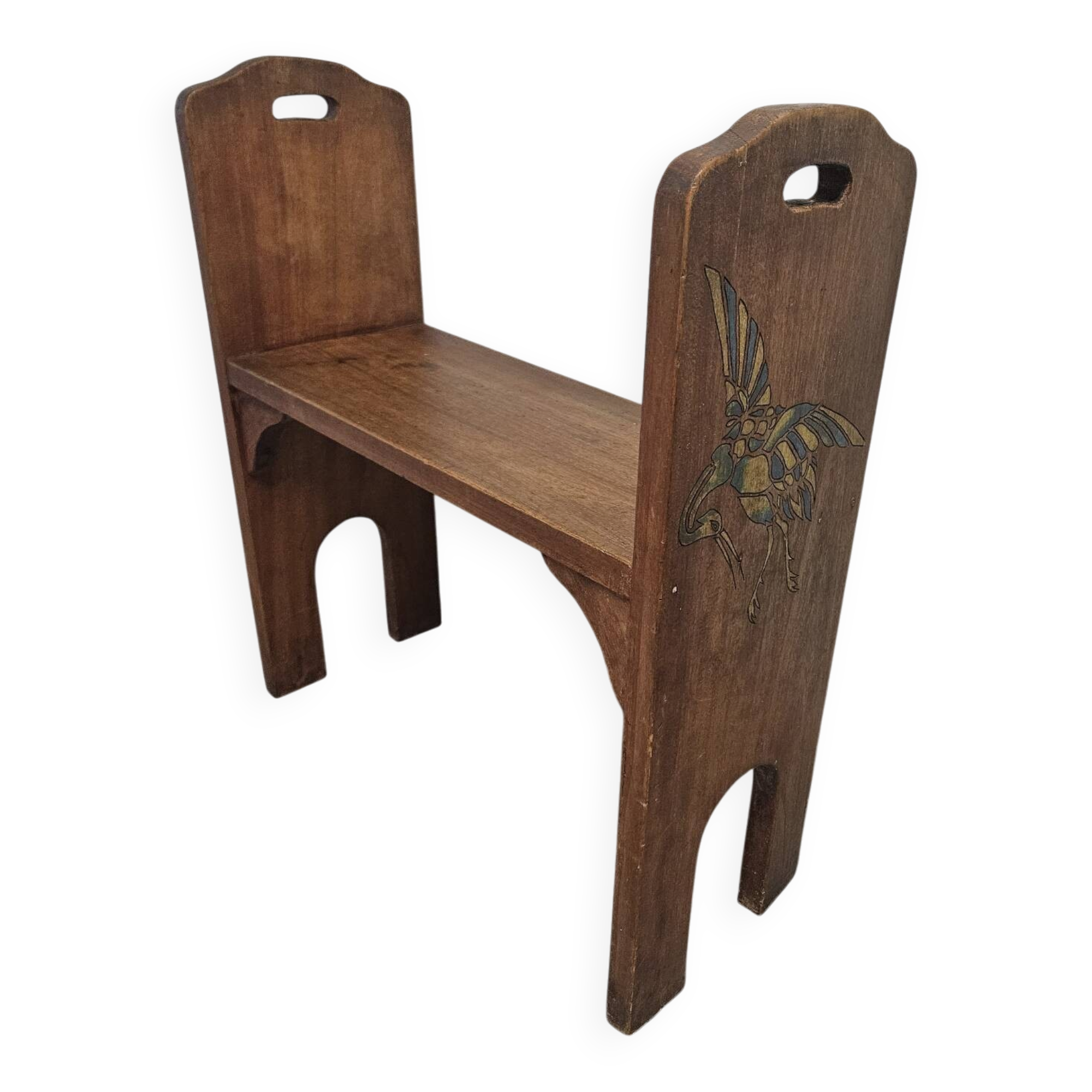 Petit banc en bois de campagne avec sculpture