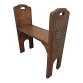 Petit banc en bois de campagne avec sculpture