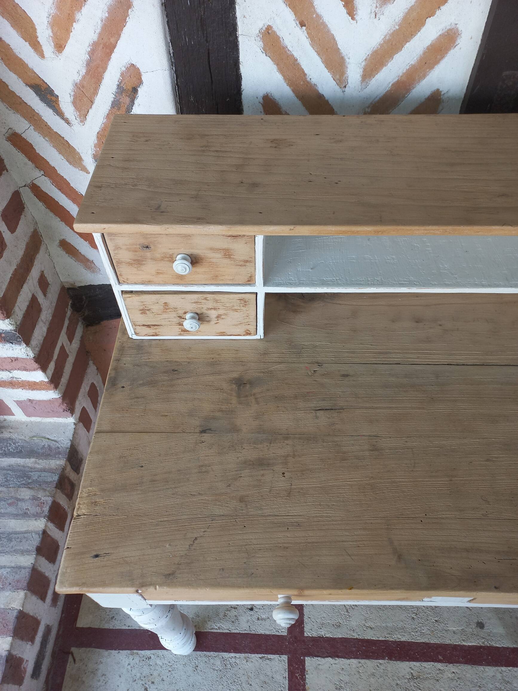 Shabby chic white patinated desk with drawers