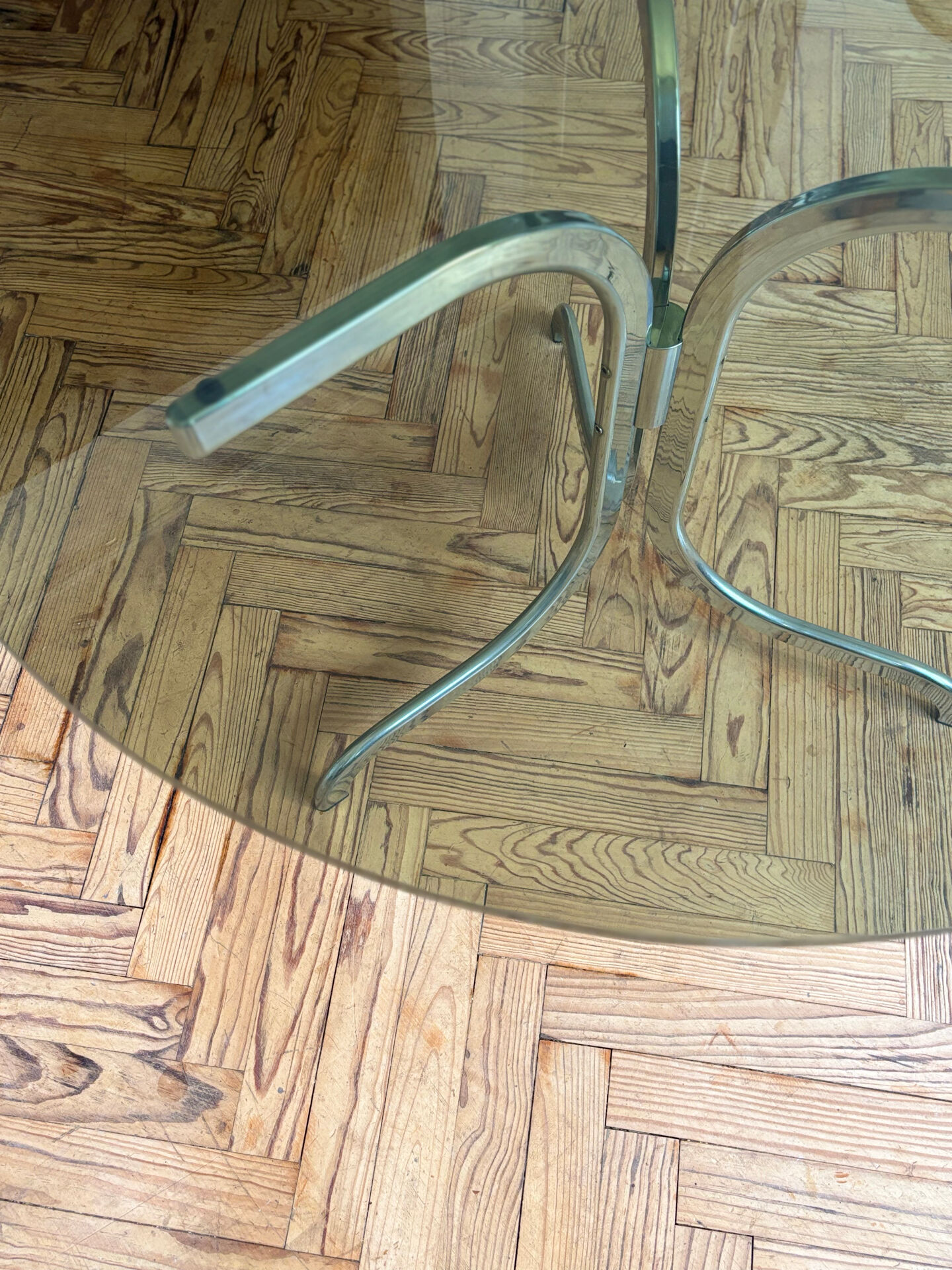 Table ronde en verre fumé et chrome