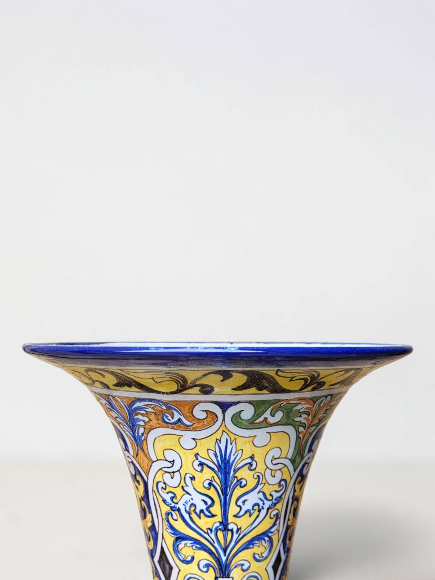 Vase cornet en faïence de Nevers, Montagnon
