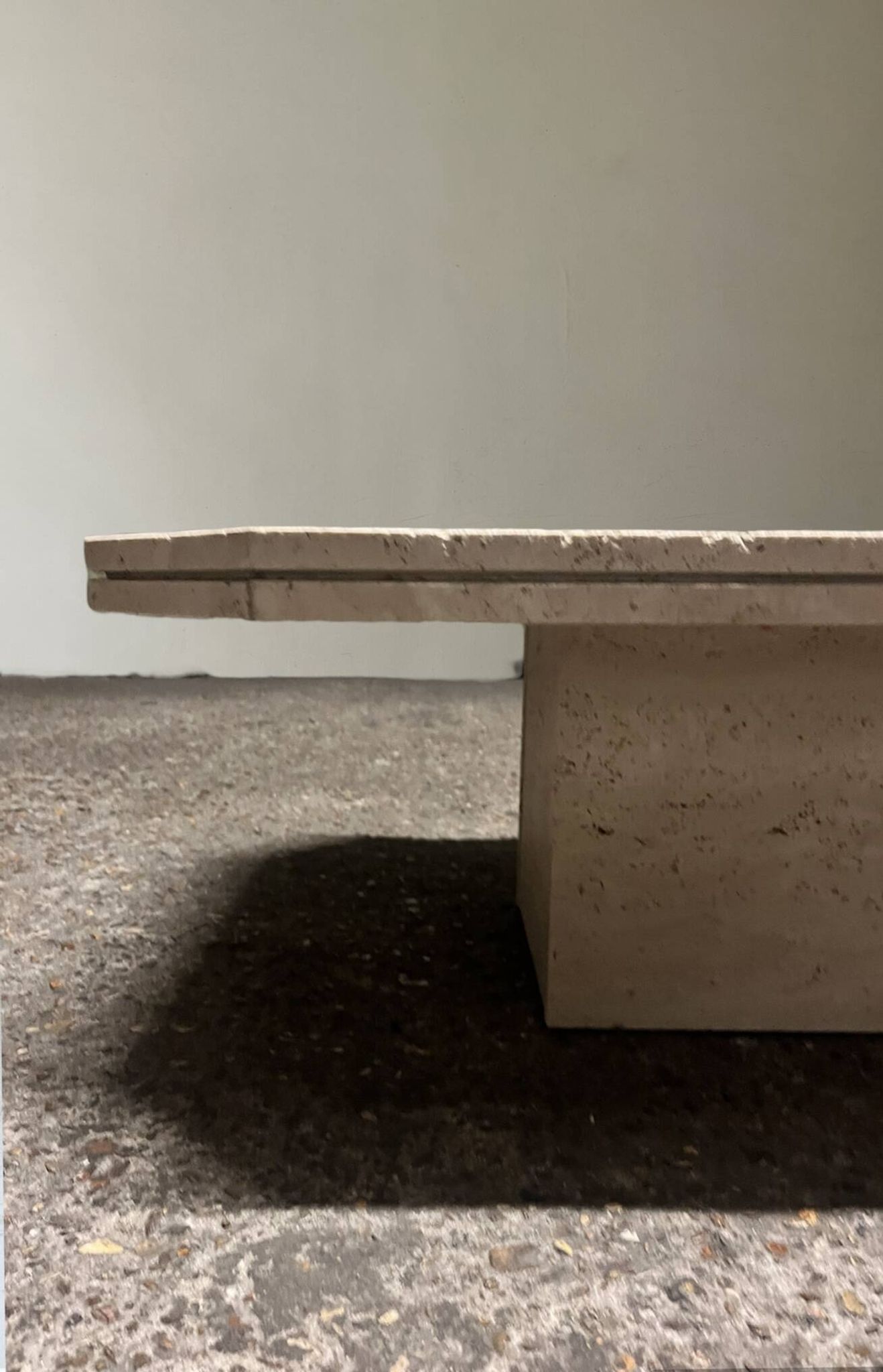 Design coffee table in raw travertine, mid-20th century Italy 1970.