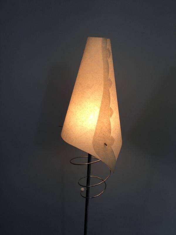Paire de lampadaires de parquet design composés de bases en métal laqué, chrome et abat-jours design de plastique blancs