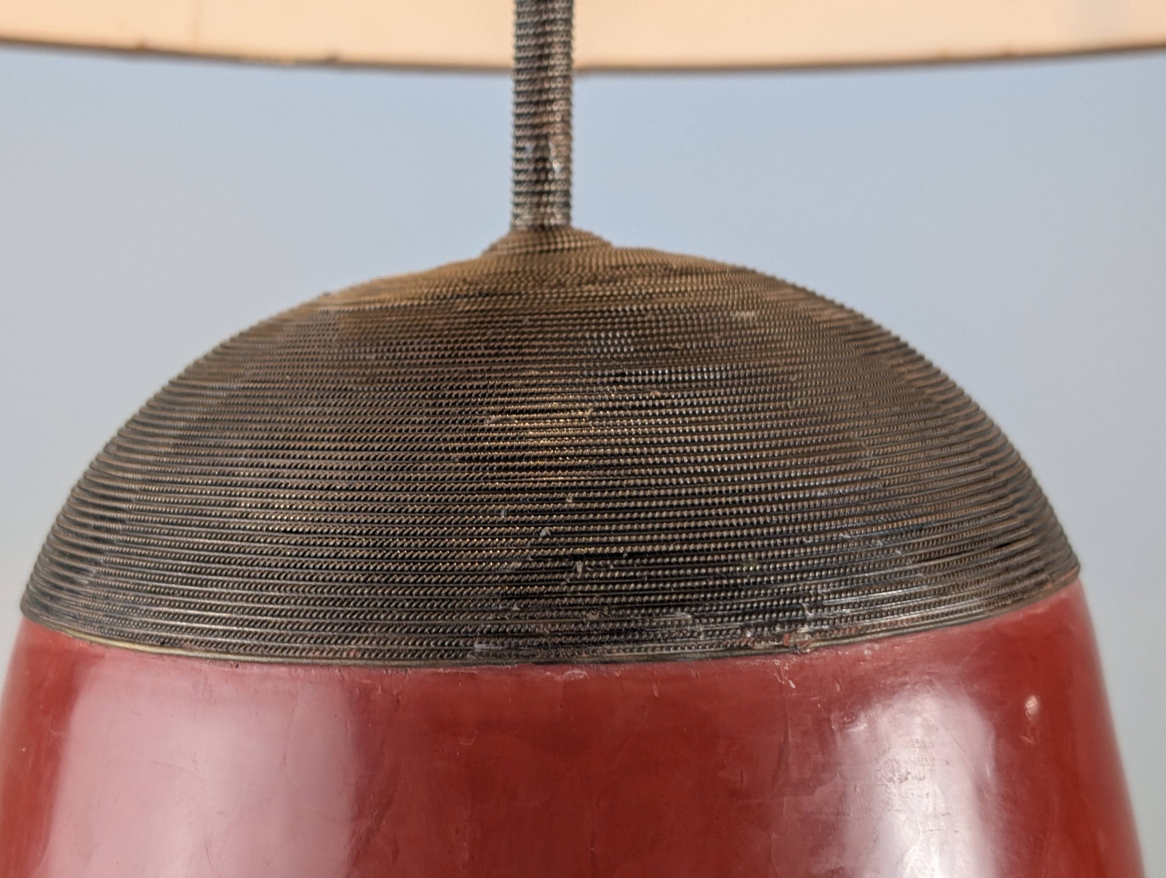 Lampe de table en terre cuite rouge avec filigrane en métal, design vintage des années 1980