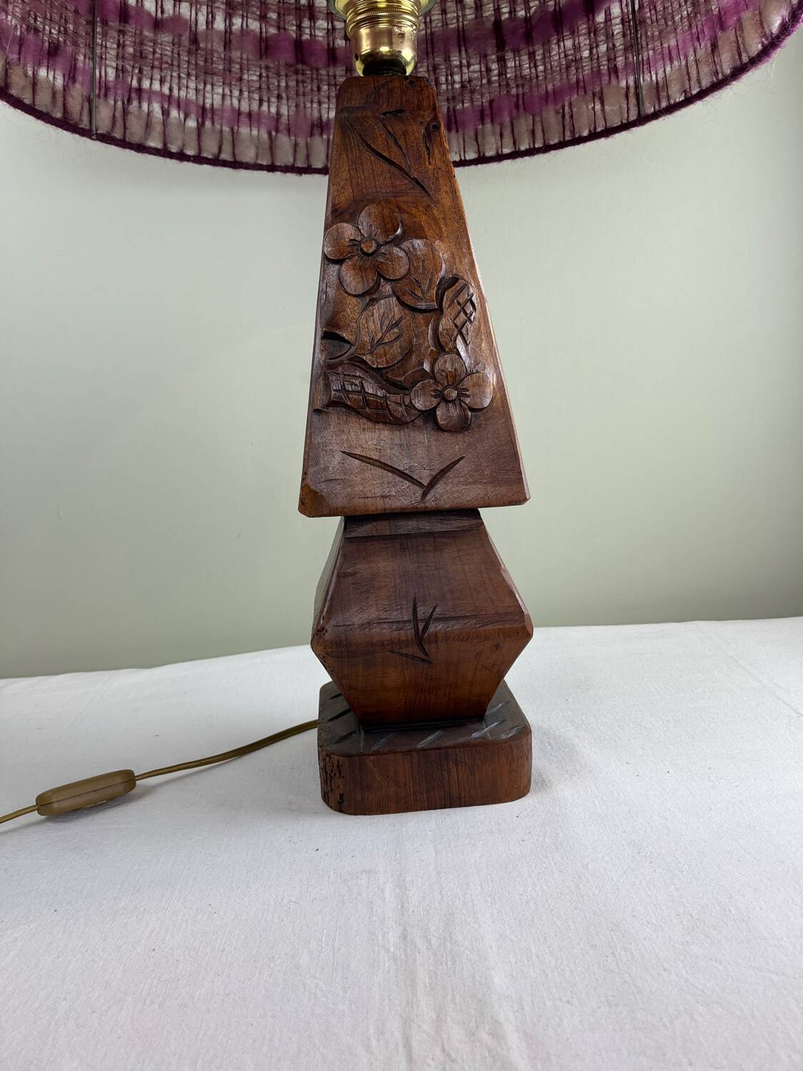 Lampe de table en bois sculpté, abat-jour en laine