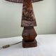 Lampe de table en bois sculpté, abat-jour en laine
