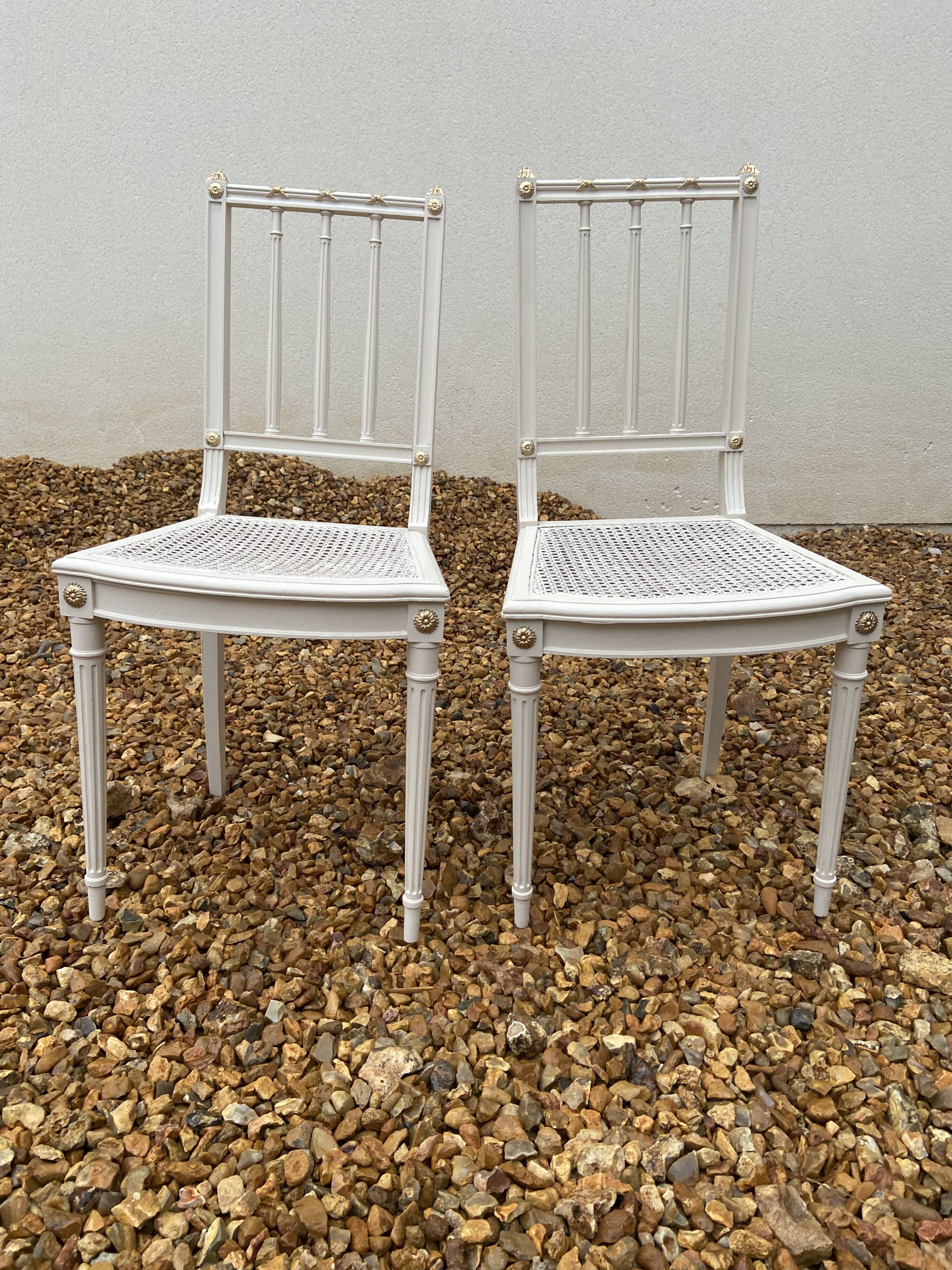 Pair of chairs canned