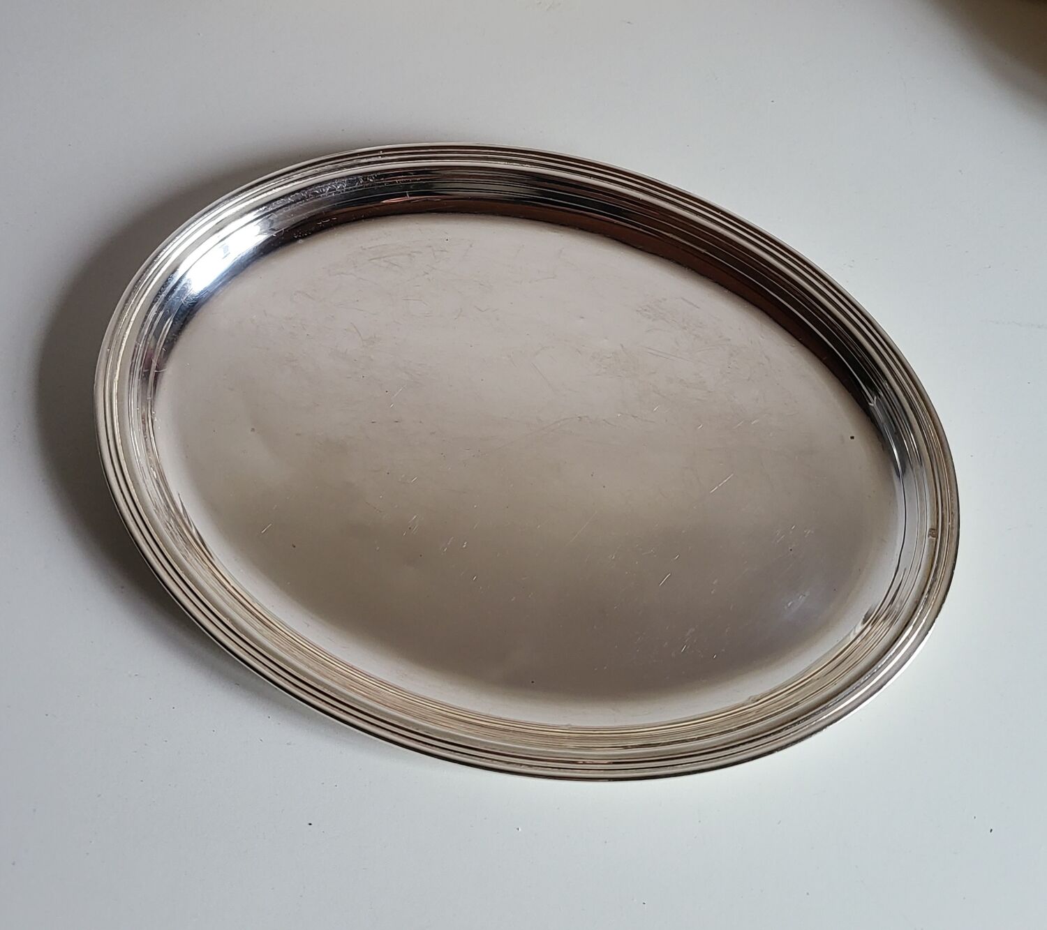 Small oval dish in silver-plated metal