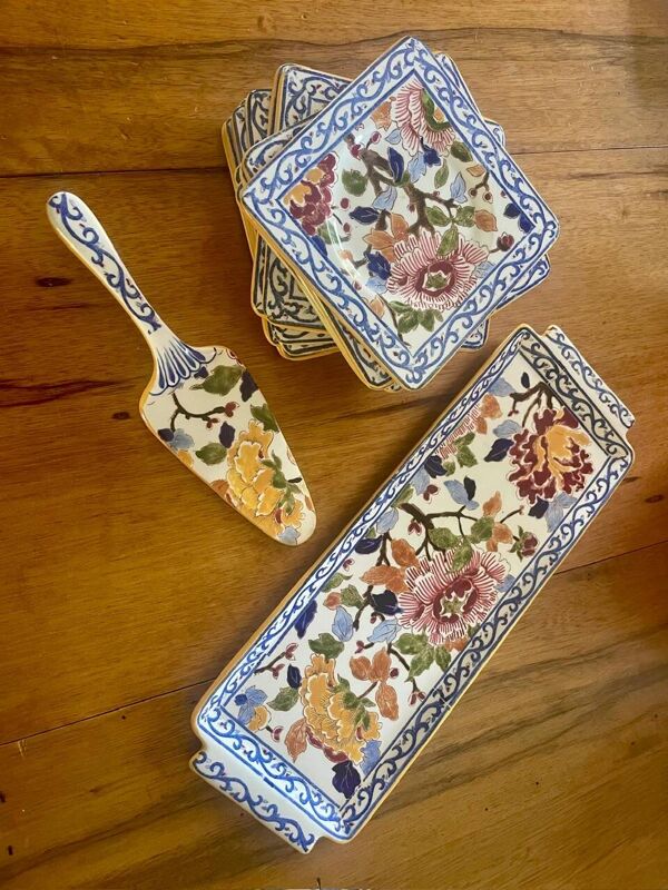 Service à cake Gien modèle pivoine, 1 plat, 12 assiettes et une pelle