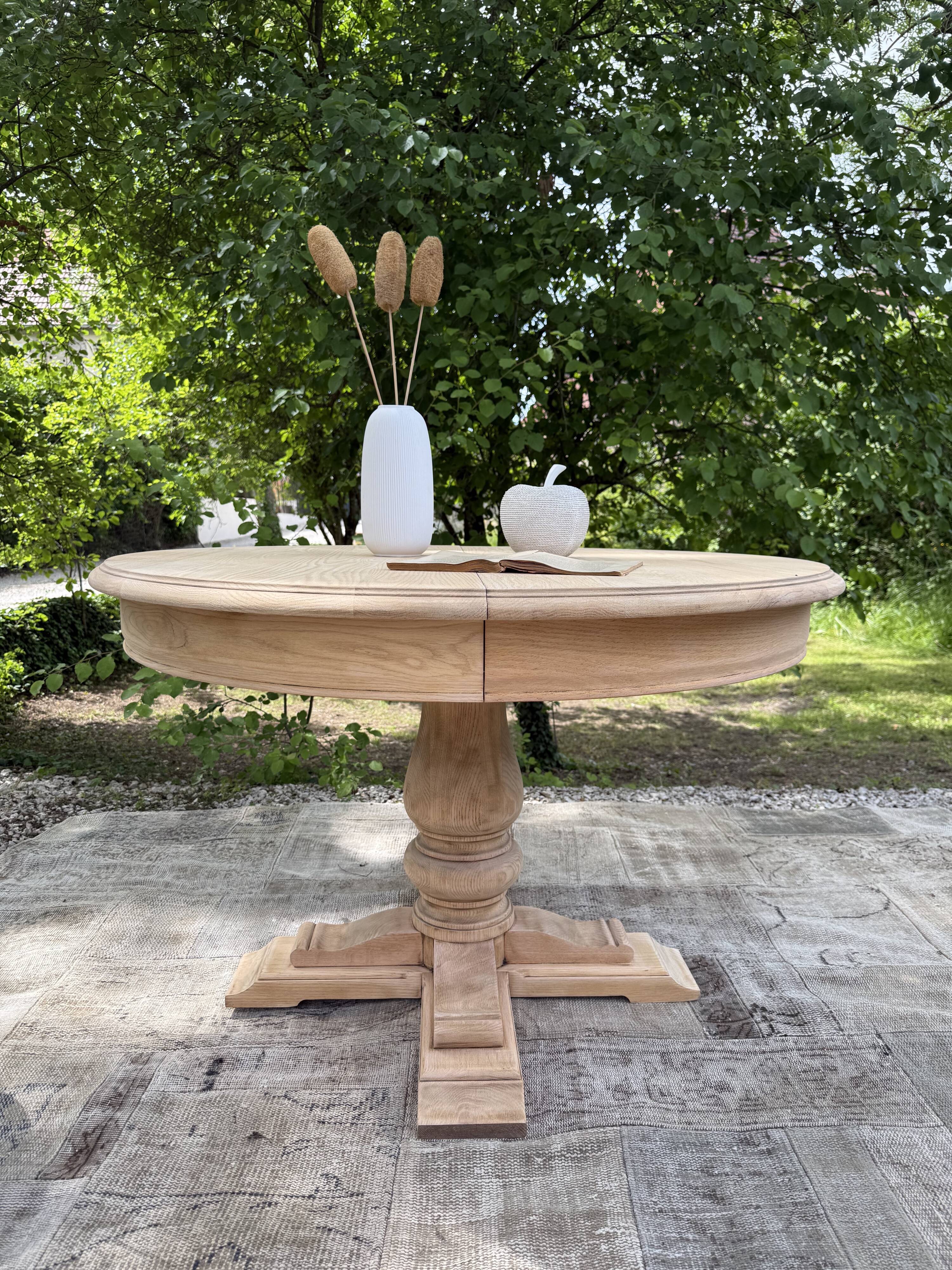 Extendable round table made of solid oak