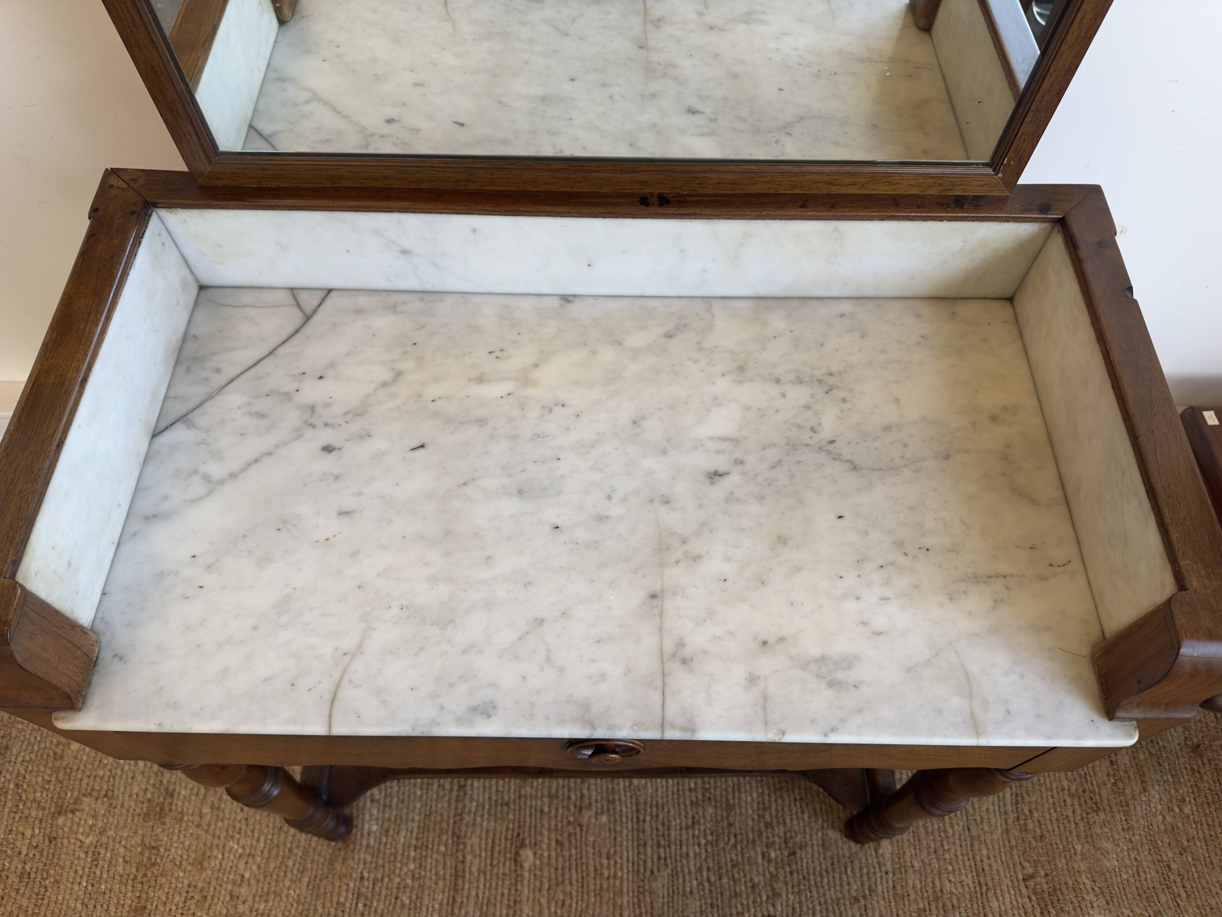 Meuble de toilette ancien avec marbre blanc et miroir