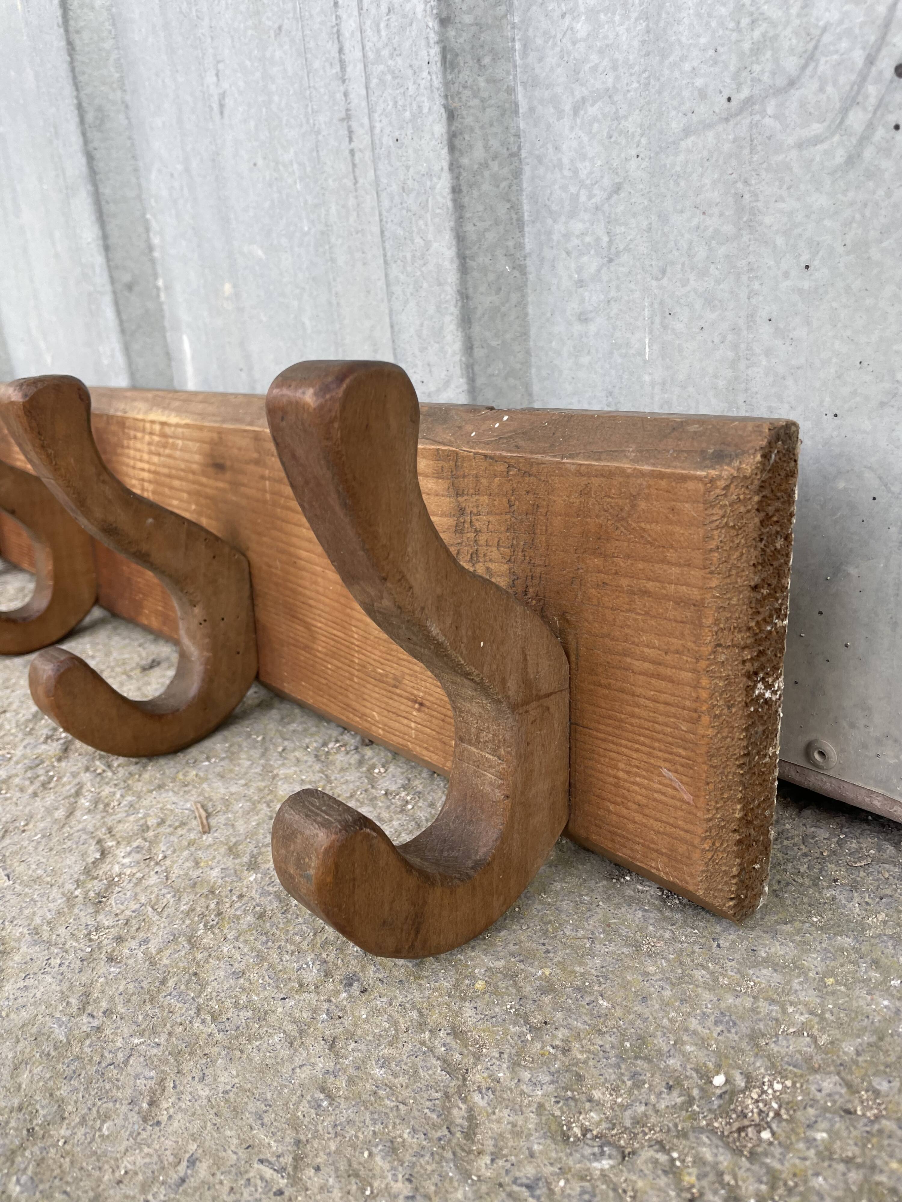 Wooden wall-mounted coat rack with 5 hooks
