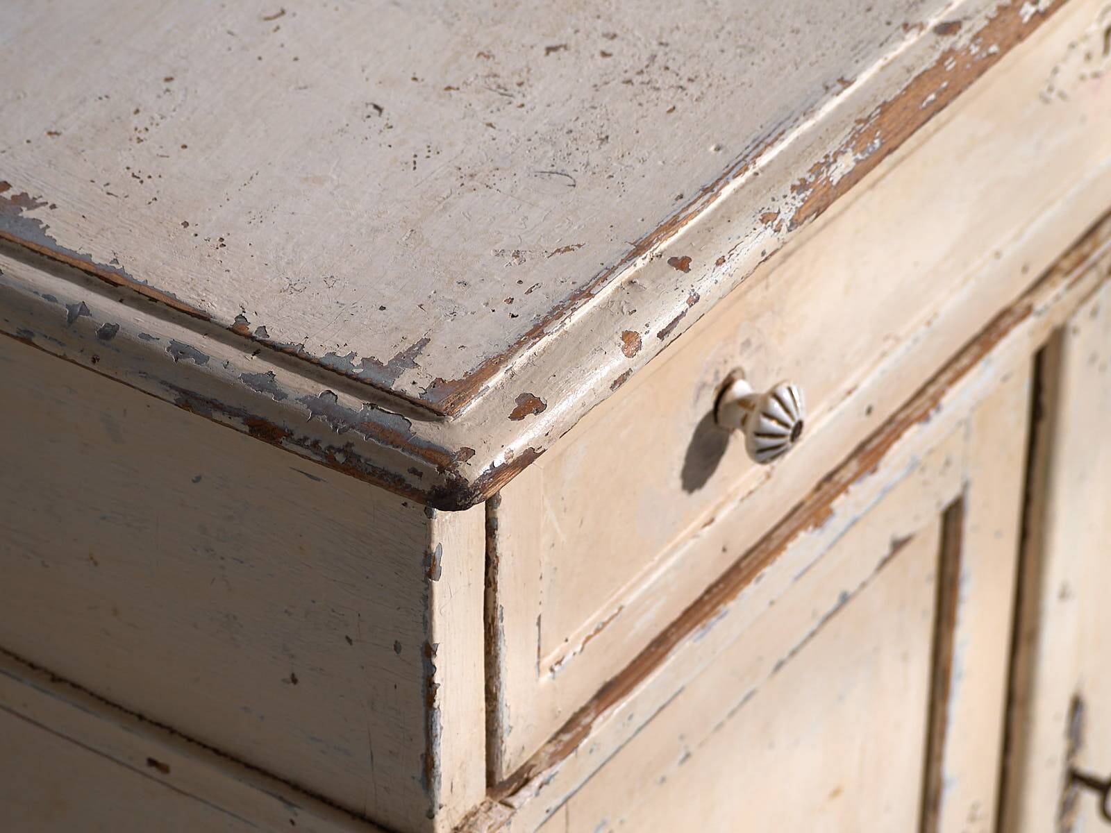 Ancienne commode blanche à deux portes (vers 1920)