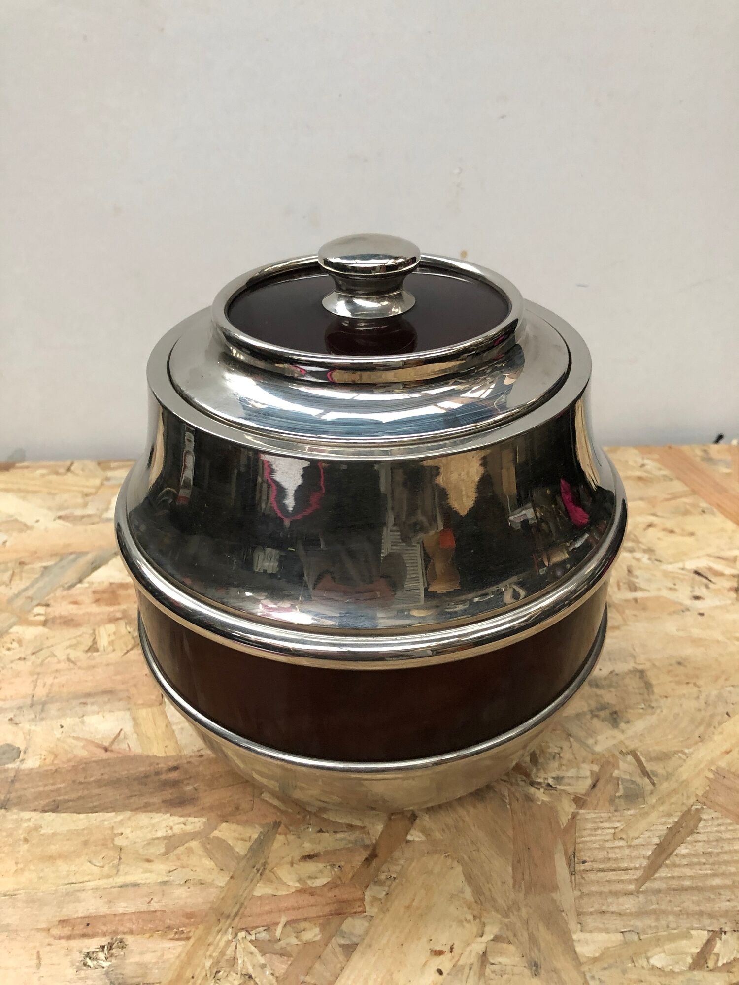 Old bucket with glacons deco maella plastic bordeaux