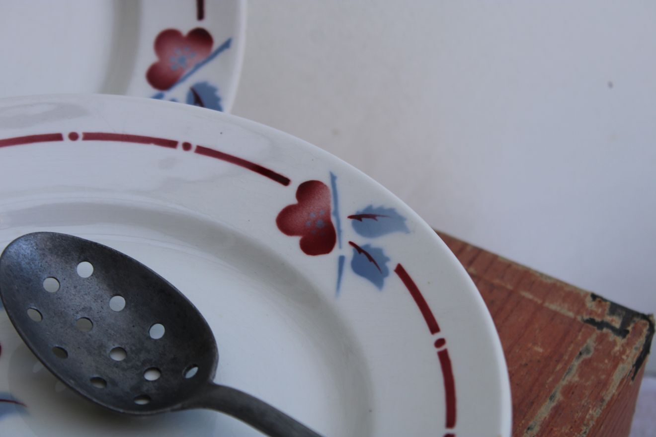 Set of 8 flat ceramic plates