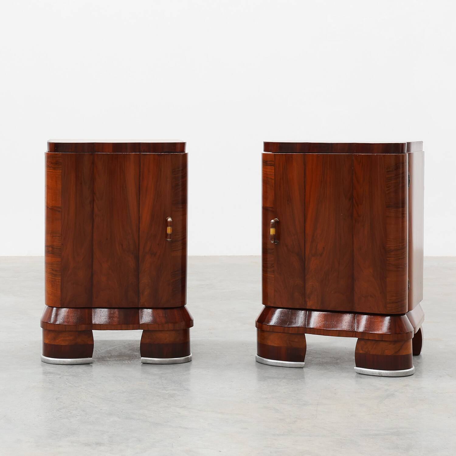 Pair of Art Deco Nightstands in Walnut, Italy 1920s