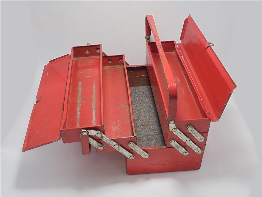 Metal tool box