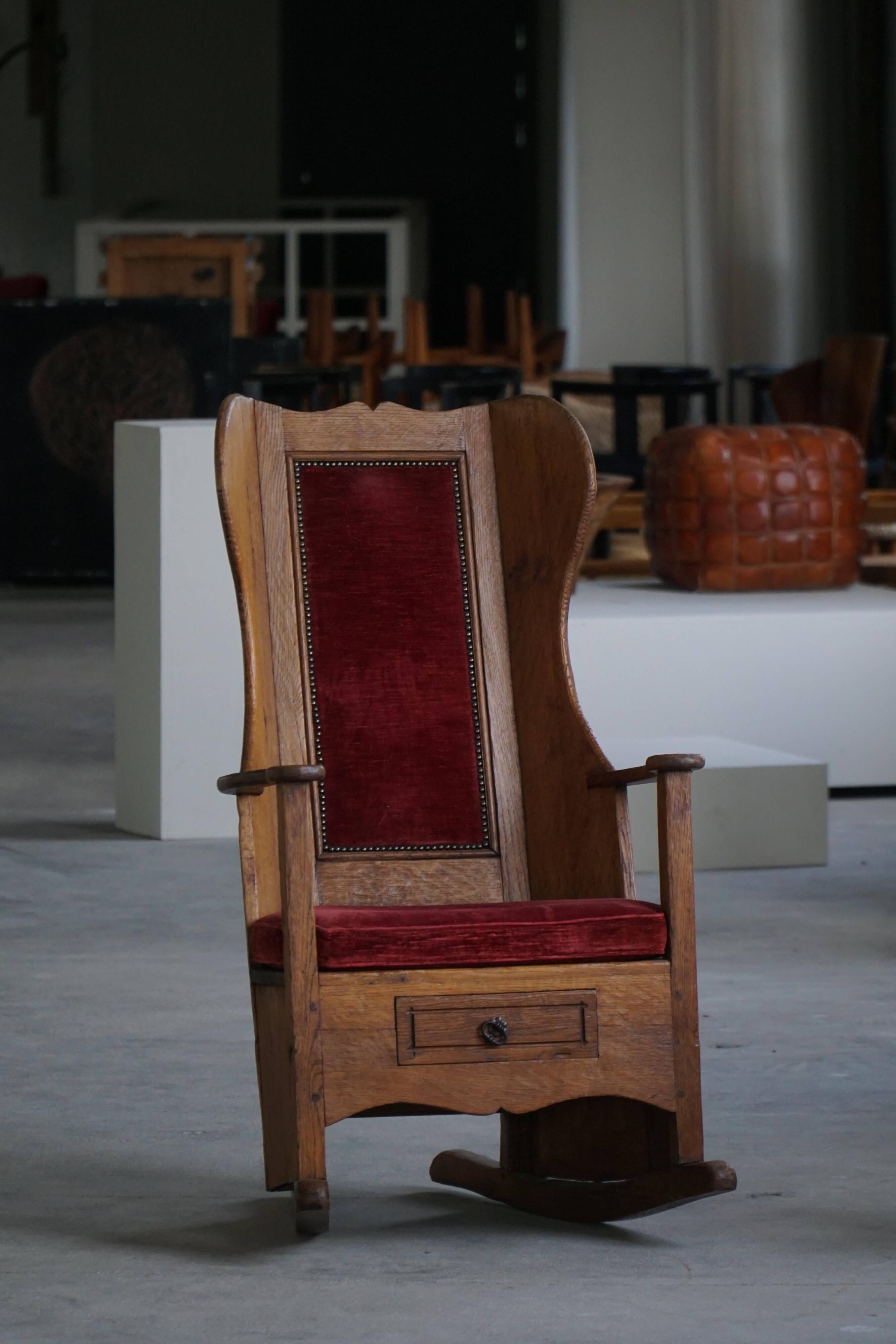 Antique English rocking chair in wood with red velvet upholstery, 19th century.