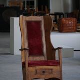 Antique English rocking chair in wood with red velvet upholstery, 19th century.
