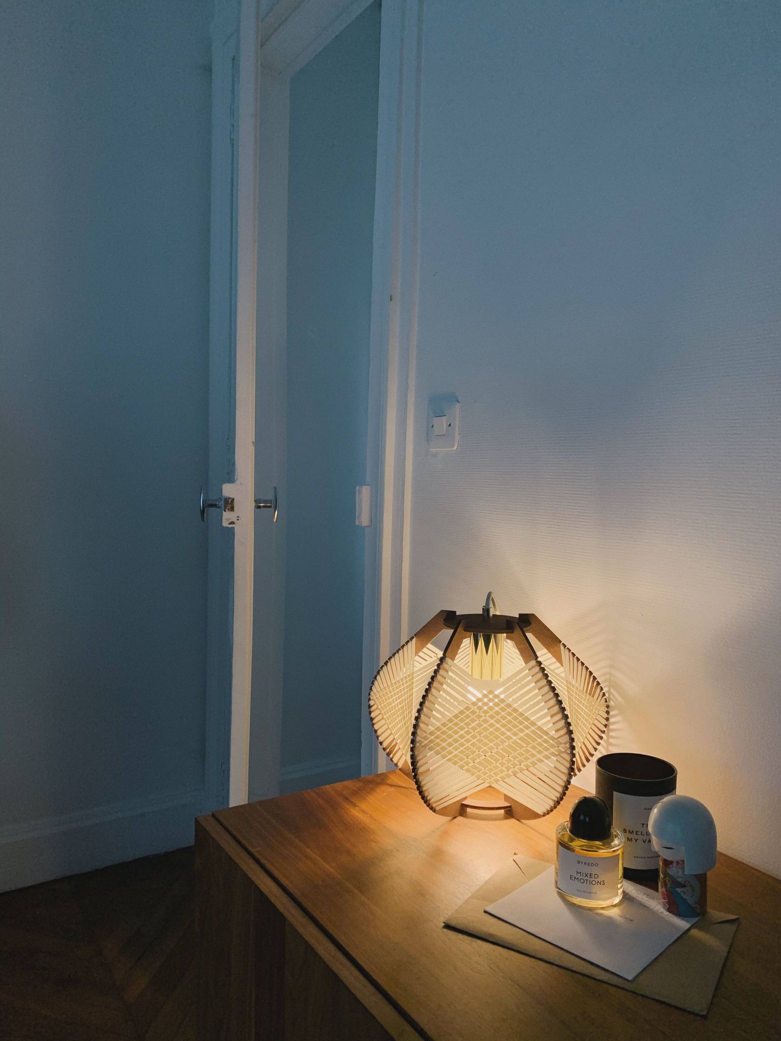Lampe de table en bois tissé – Sora M – D32 cm – 42 couleurs