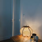 Lampe de table en bois tissé – Sora M – D32 cm – 42 couleurs