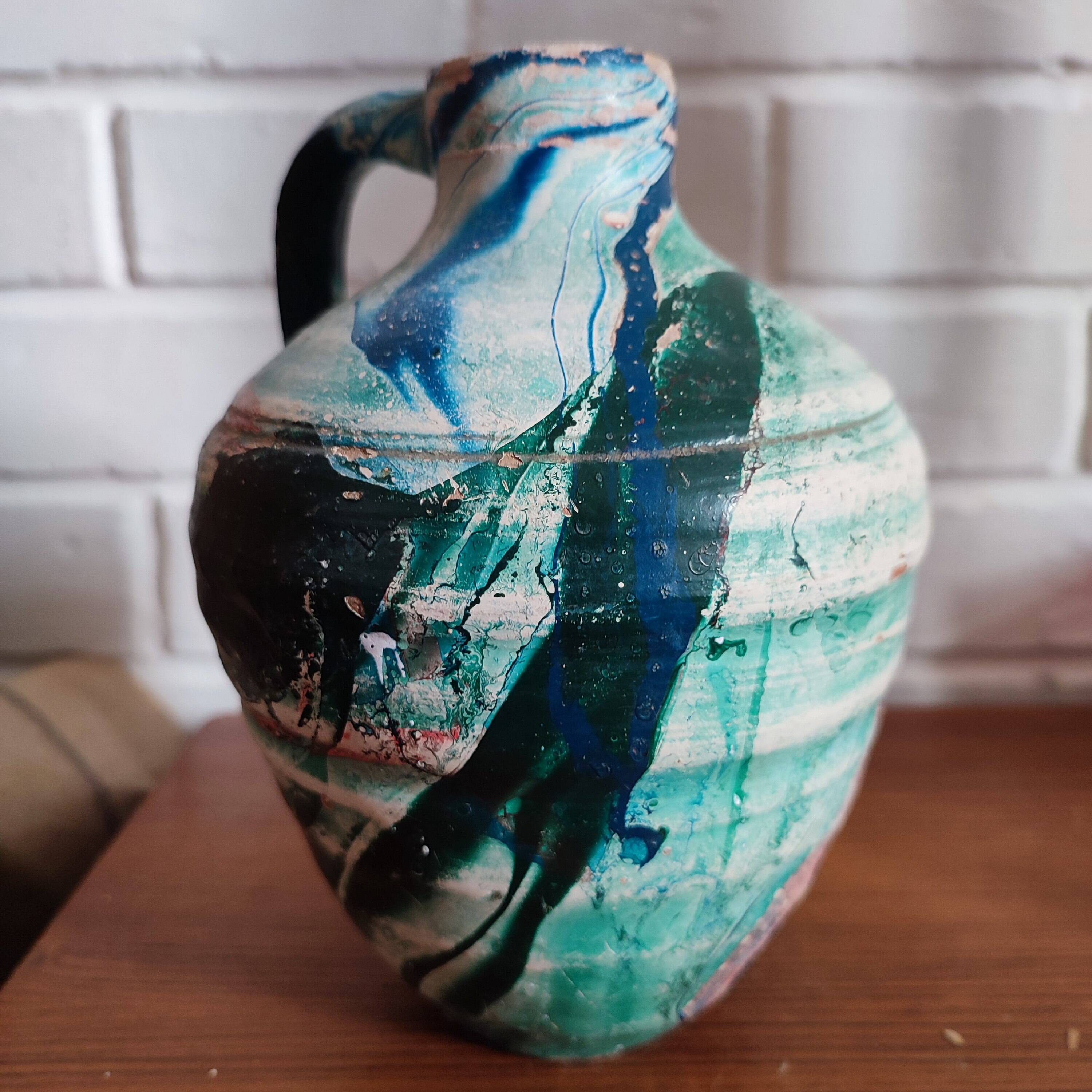 Vase en terre cuite à finition marbrée
