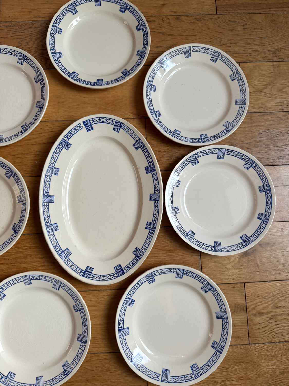 Set of 7 flat plates and 1 dish Lorris Gien