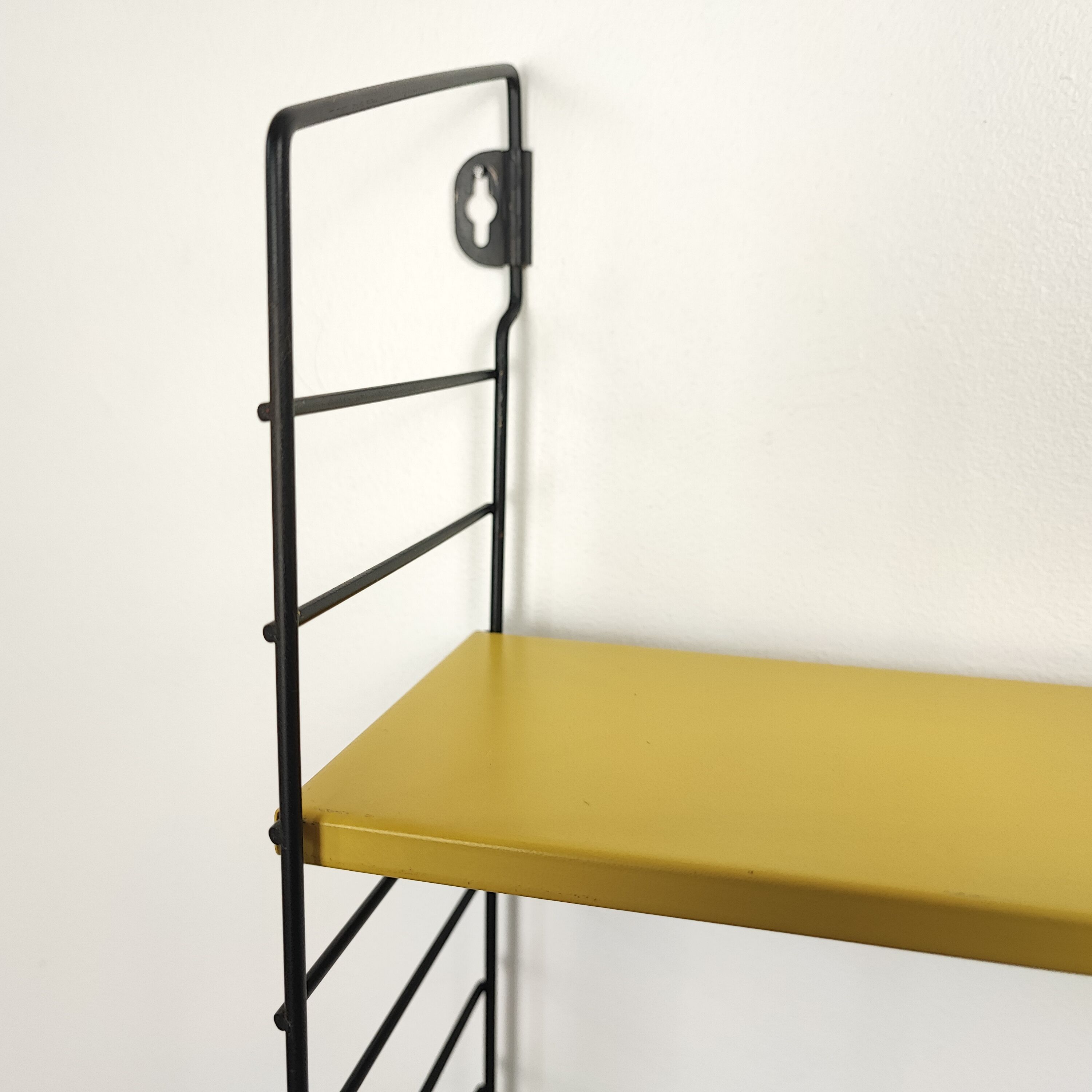 Shelf Tomado string