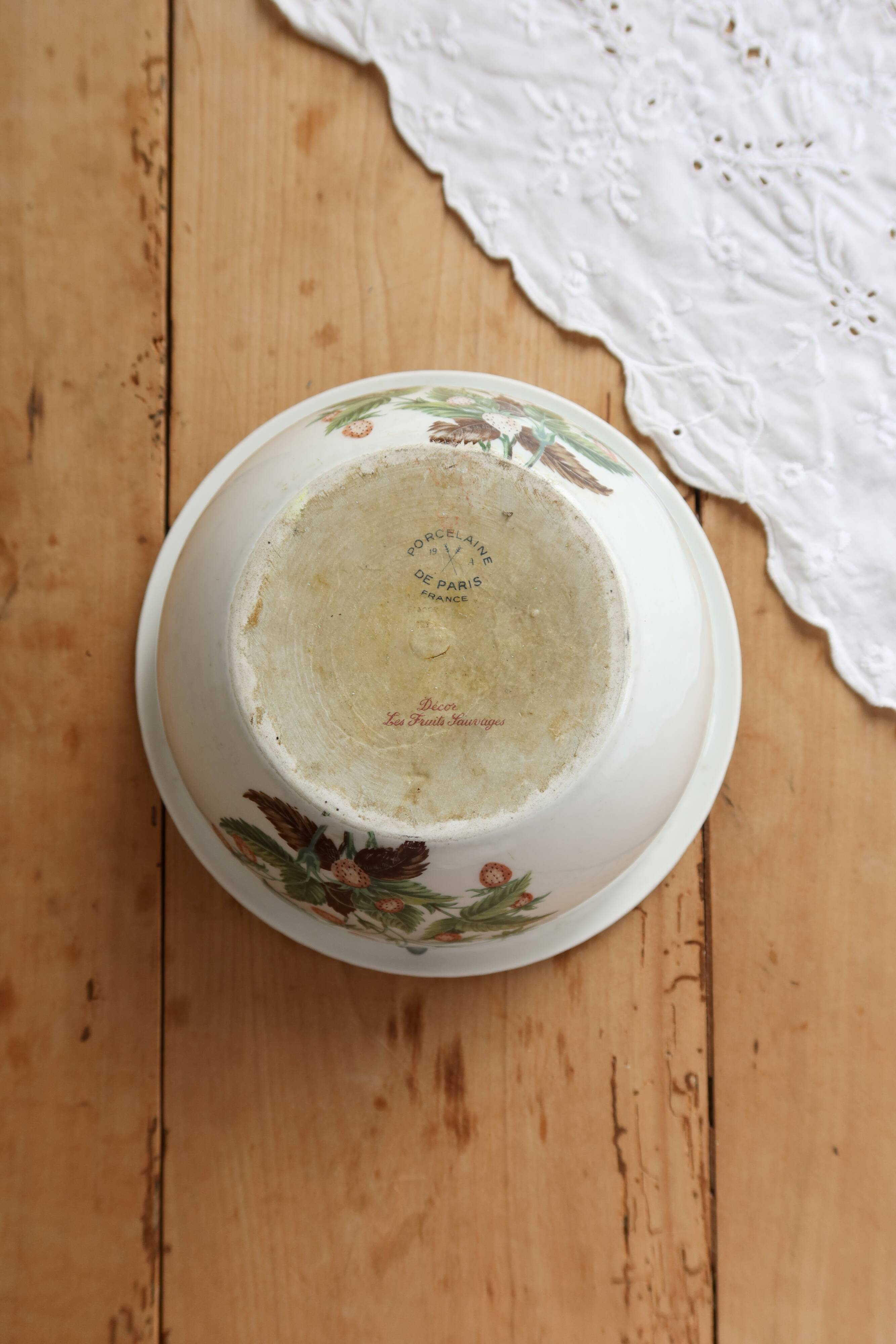 Vintage cache-pot in porcelain from Paris with a wild strawberry pattern.