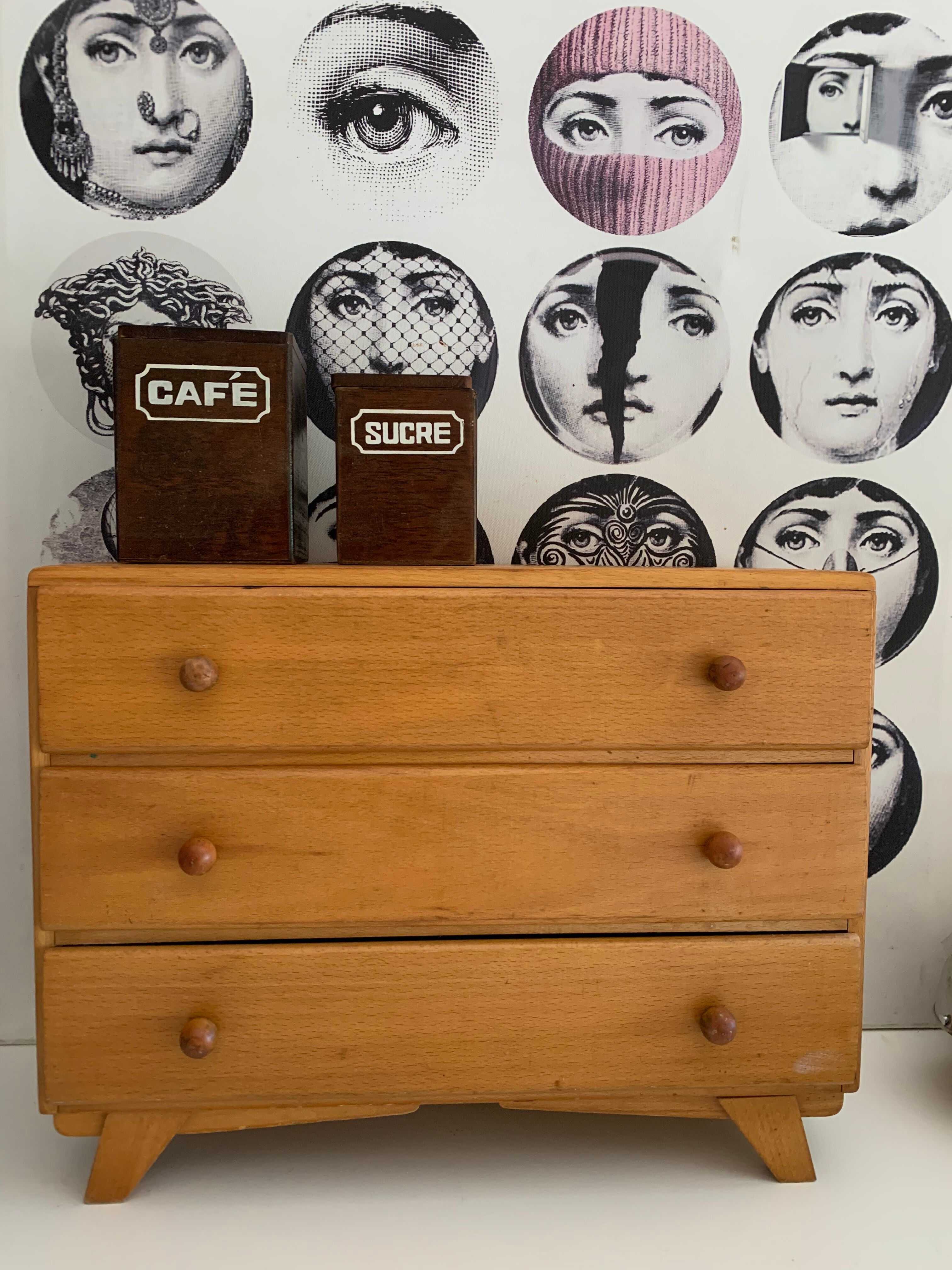 Commode de rangement pieds compas