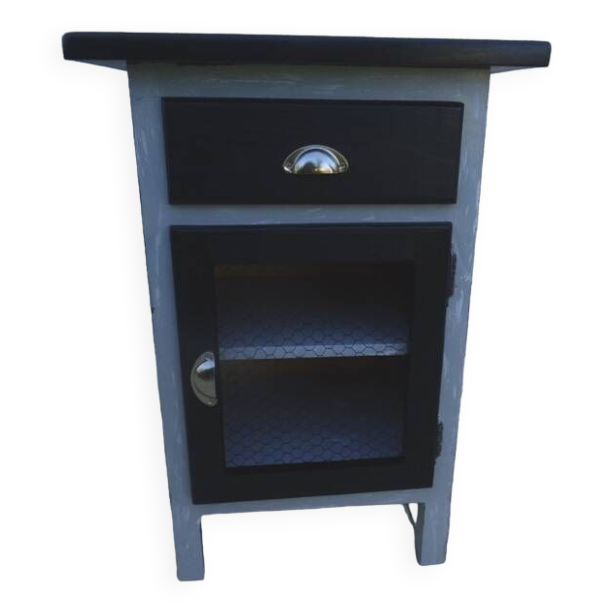 Furniture suitable for everywhere with a thick top, in solid wood