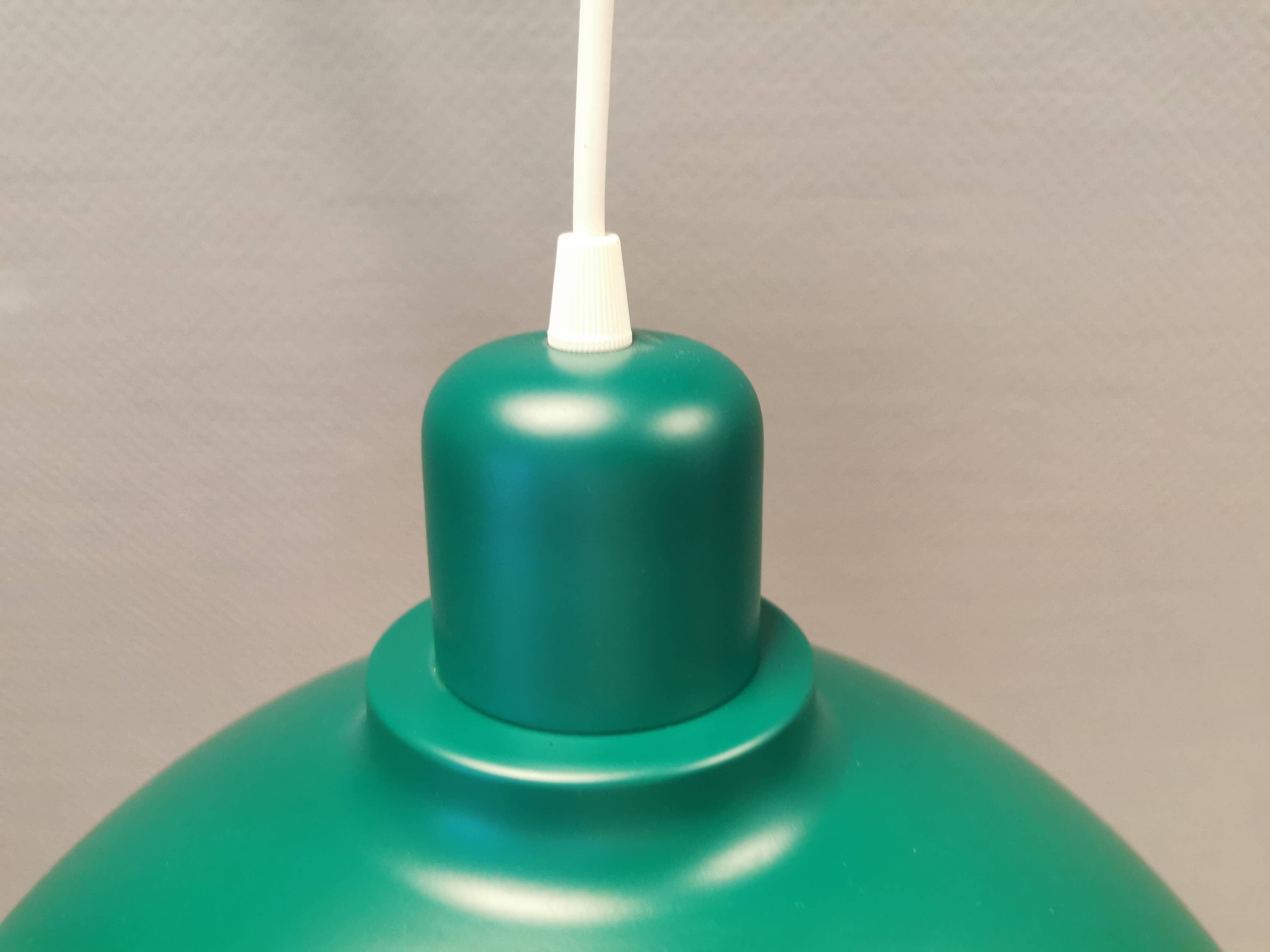 Une belle suspension industrielle en métal (pas en aluminium) de belle couleur verte