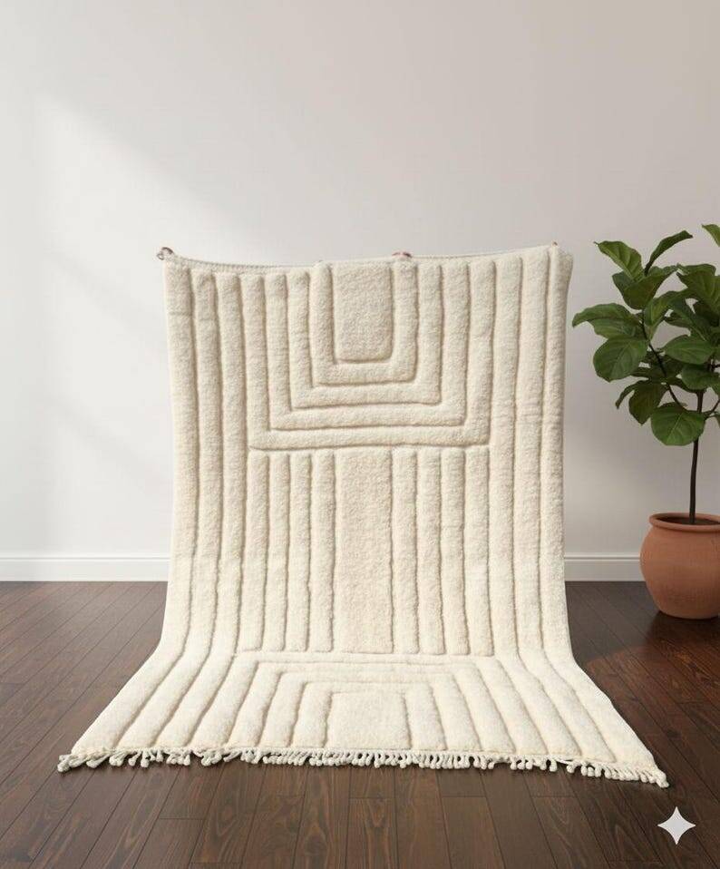 Handmade rug in natural wool, 250cm x 150cm