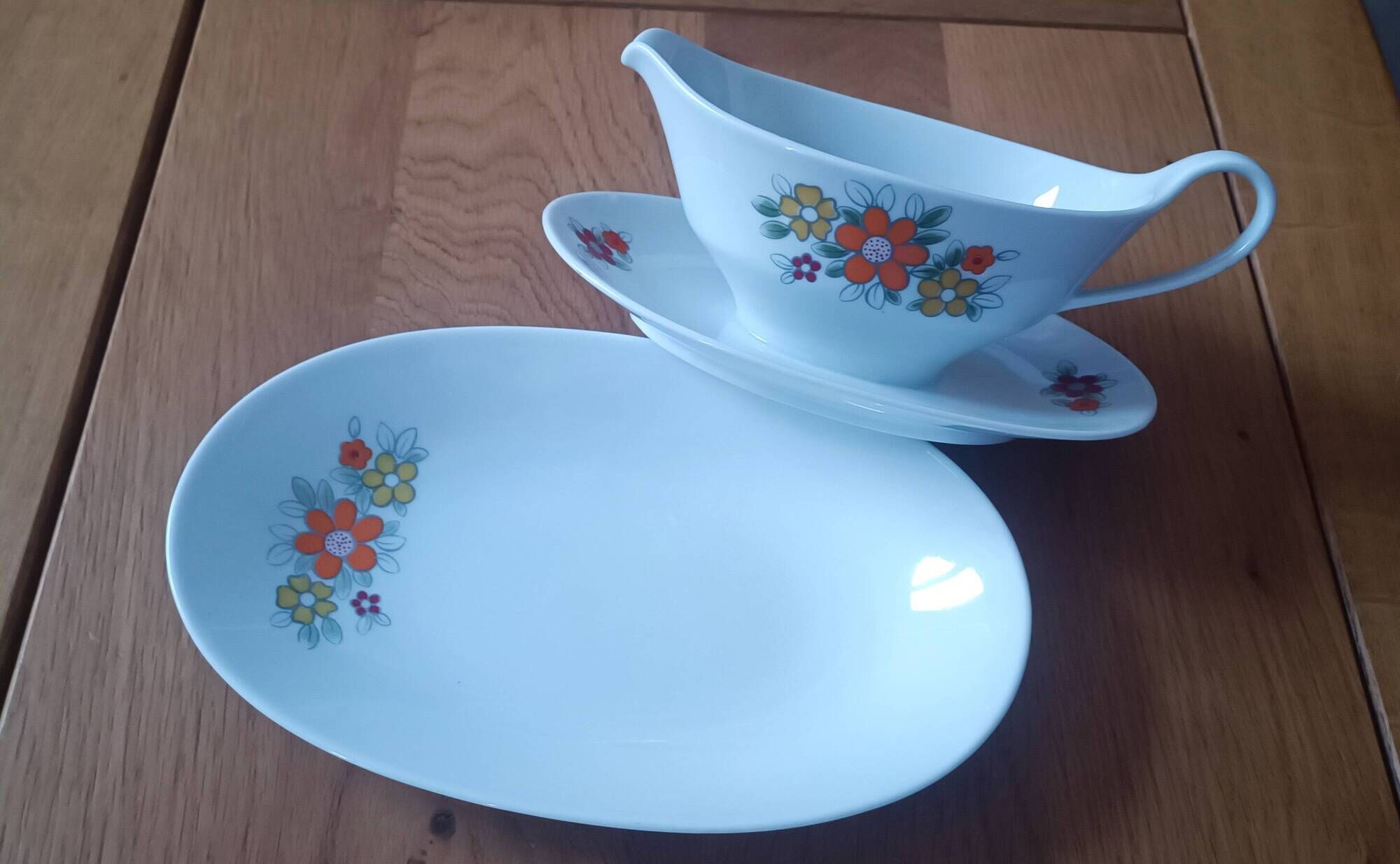 Sauceboat and dish in Bavarian porcelain by Bareuther from the year 1970.