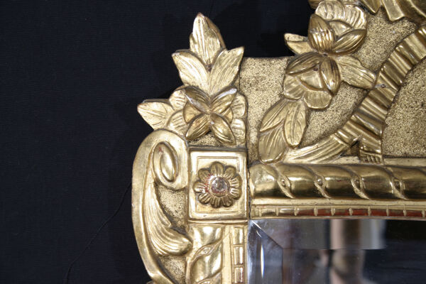 Miroir en bois doré à la feuille