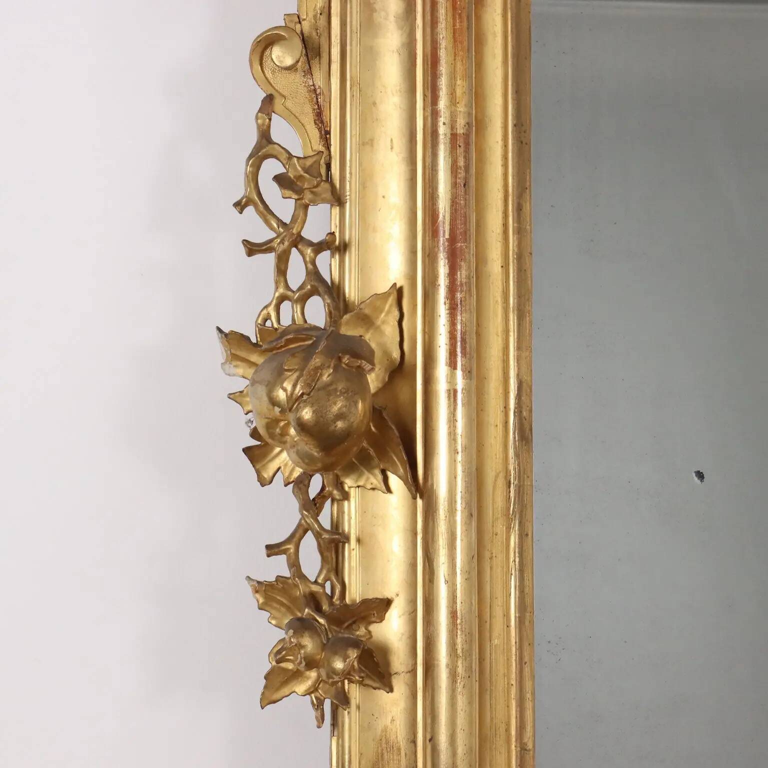 Antique umbertine mirror in Swiss pine, Italy, 19th century.