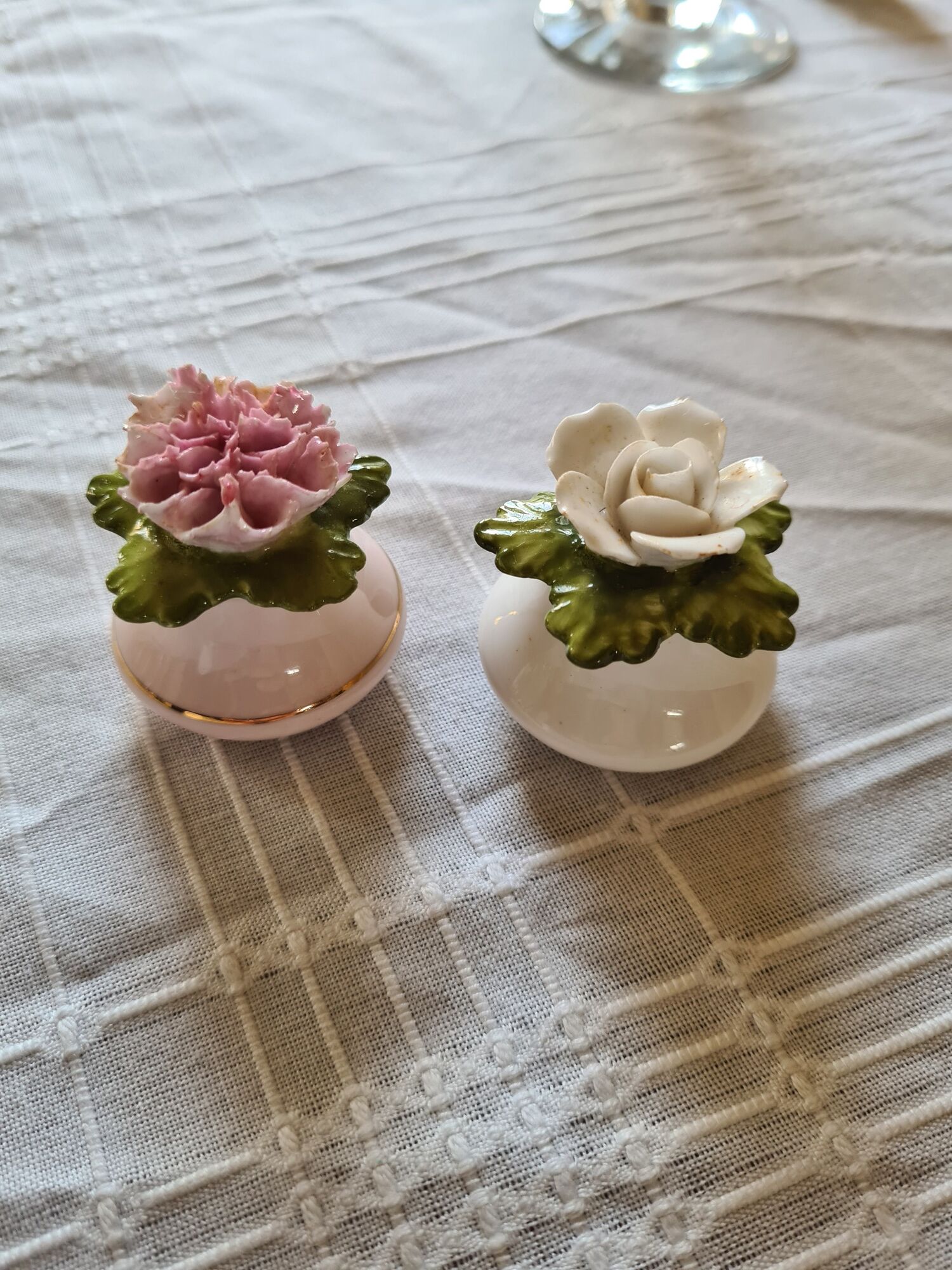 Salière et poivrière fleurs en porcelaine Denton