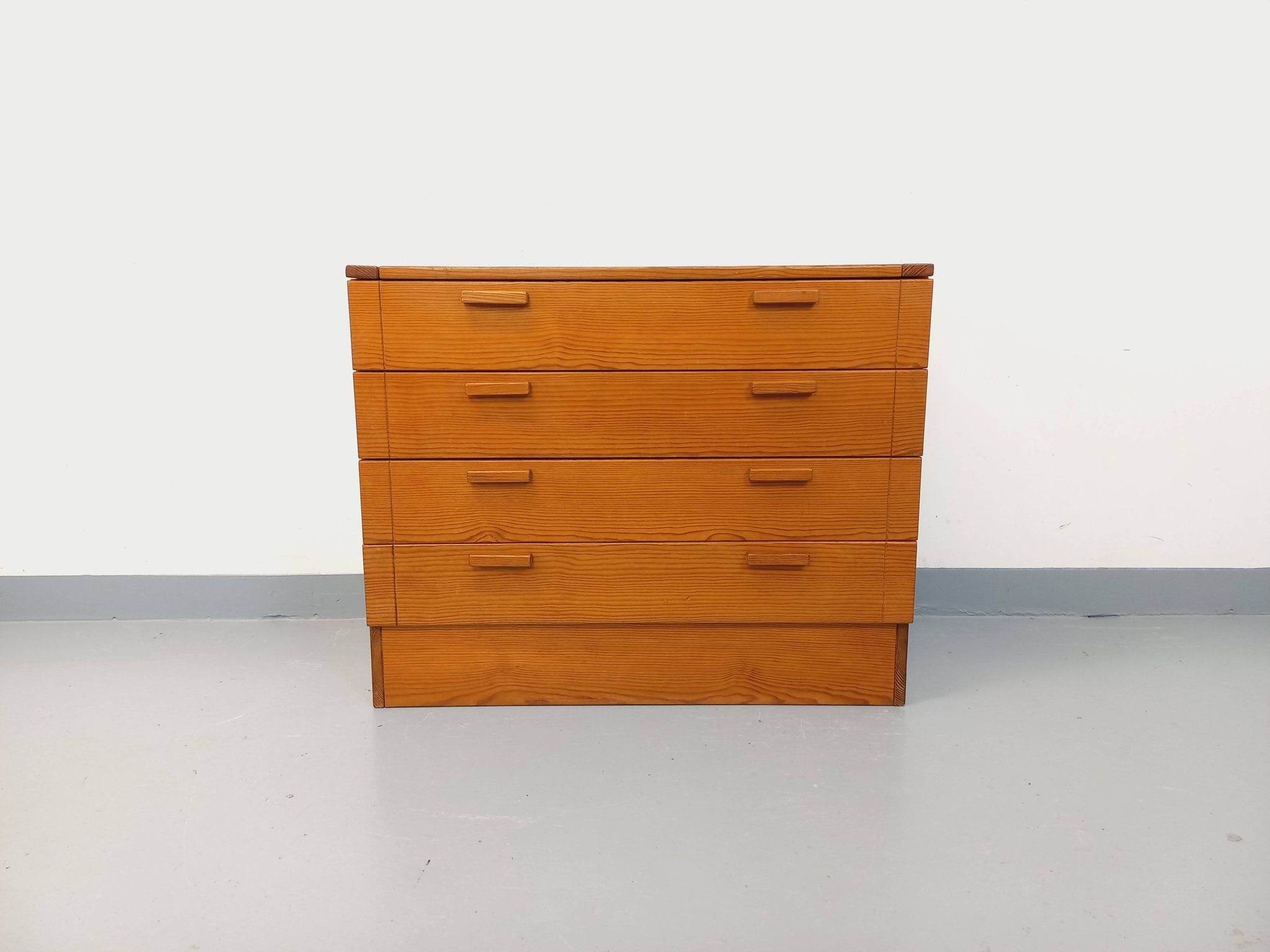 Vintage pine chest of drawers from the 1970s.