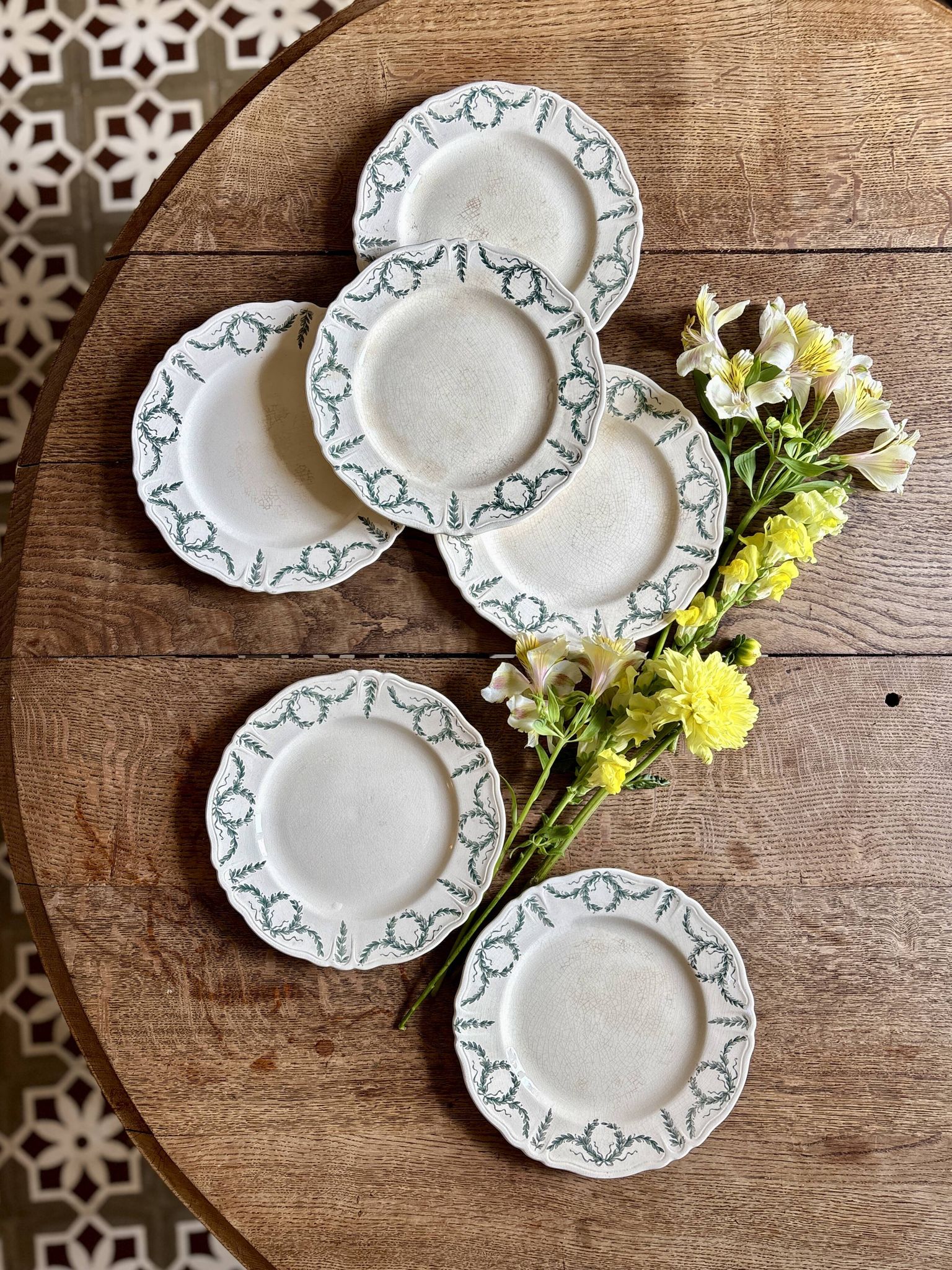 Superb set of 6 vintage dessert plates from the Longchamp factory.