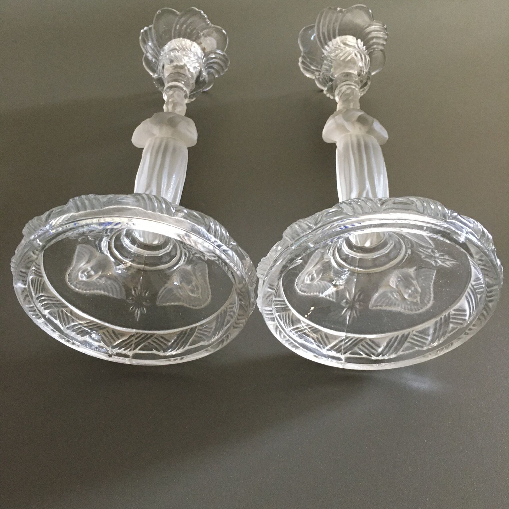 Paire de bougeoirs personnages en verre