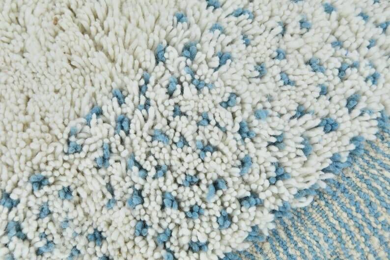 Moroccan rug with colourful patterns, handmade, size 150 x 250 cm.