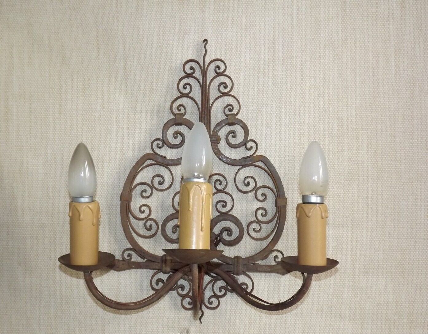 French triple wall sconce in wrought iron, early 20th century.